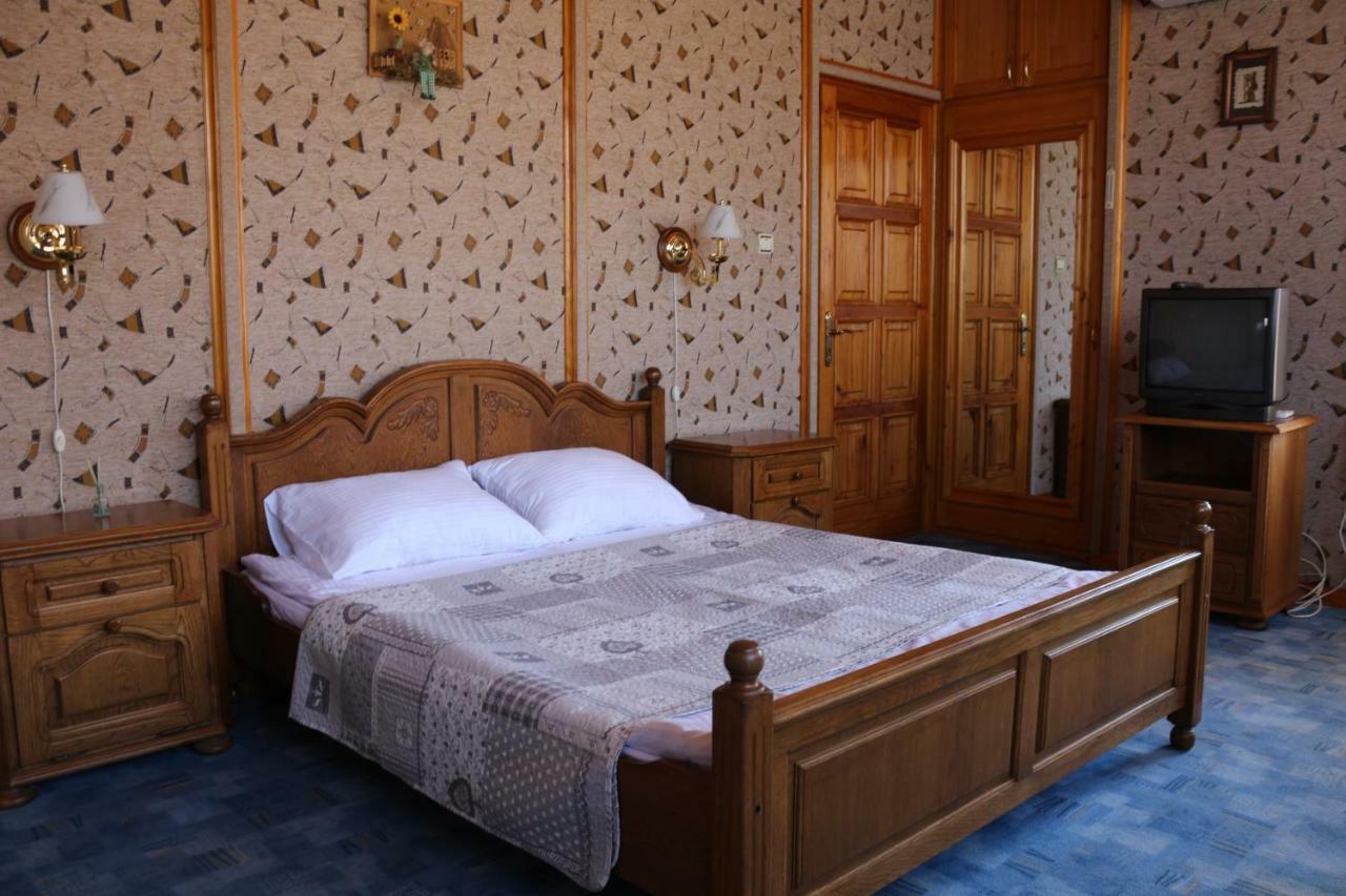 Усадьба-Музей Hotel Tirnauca Buitenkant foto